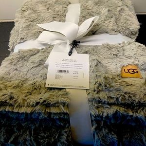 Ugg throw new with tags